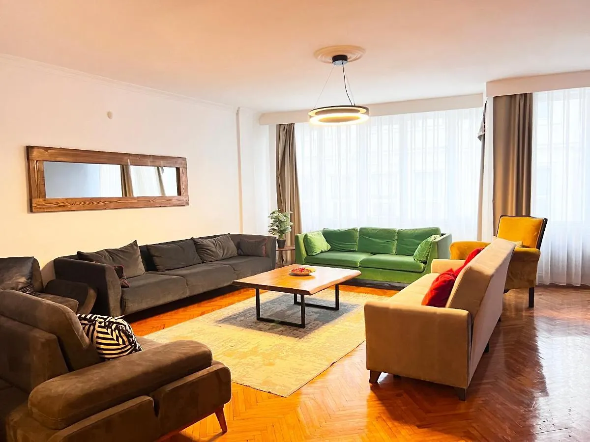 Spacious Family Flat , 3Br, 2Ba location
